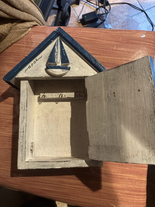 62 VV Signed artist Key storage box shaped as a beach house with a door and 3 hooks  MTS
