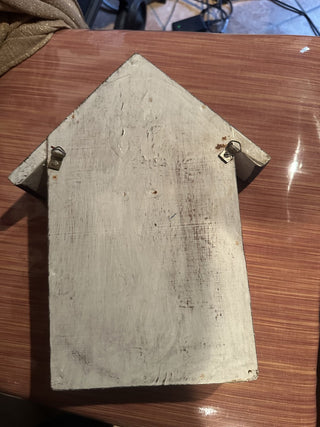 62 VV Signed artist Key storage box shaped as a beach house with a door and 3 hooks  MTS