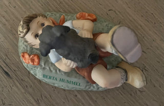 SWEET RETIRED GOEBEL BERTA HUMMEL "PALS" FIGURINE 1996 LIKE NEW CONDITION NO CHIPS OR DAMAGE 4 X 2.5 X 2.75 (KJS) RCD|129575