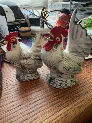 Vtg. Blk & White Hen & Rooster Salt & Pepper Shakers (made in Japan)