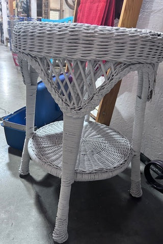 WHITE WICKER TABLE|84033