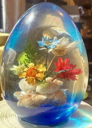 Vintage Lucite Straw Flower & Seashell Egg|52922