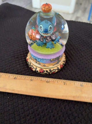 LE - Disney Stitch or Treat snow globe (NIS)