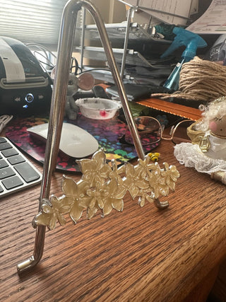 Decorative metal pic/dish easel w/yellow flowers 6" RCD