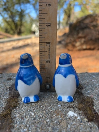 KW pair of vintage ceramic penguin salt and pepper shakers