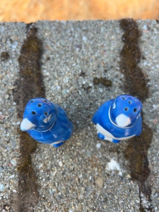 KW pair of vintage ceramic penguin salt and pepper shakers