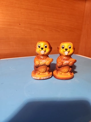 1940 grand coulee dam beaver salt and pepper shakers