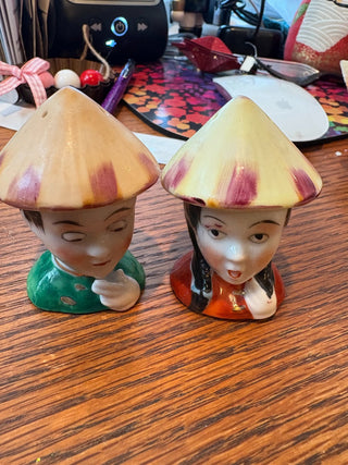 Vtg. 1950's Salt& pepper shaker, man and woman set0