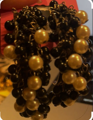 #62 VV Black and white pearl earrings MTS