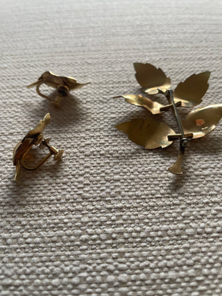 Vintage gold tone, leaf pen, and matching screw back earrings