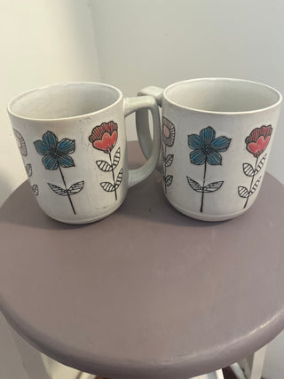 2 coffee mugs w/flowers