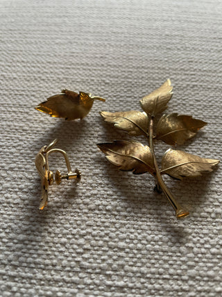 Vintage gold tone, leaf pen, and matching screw back earrings