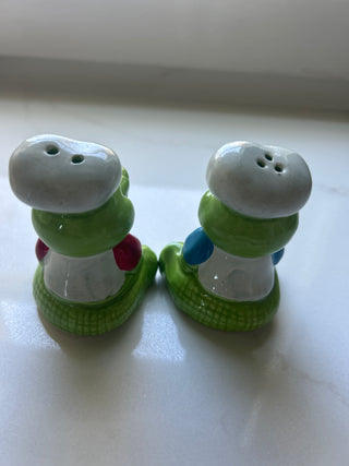 Alligators Crocodile CHEF Pitchfork Salt & Pepper Shakers