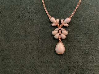 Drop short necklace gold tone