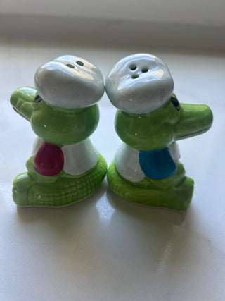 Alligators Crocodile CHEF Pitchfork Salt & Pepper Shakers