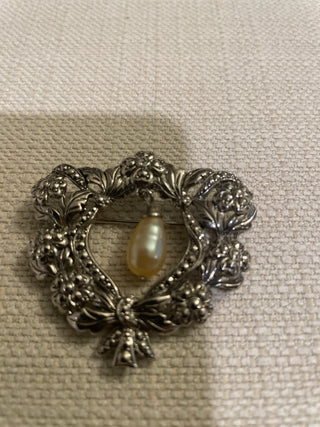 Vintage romantic, renaissance brooch, Avon