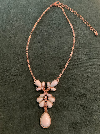 Drop short necklace gold tone