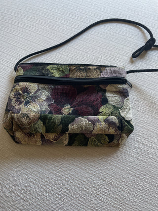 Tapestry bag with zippers