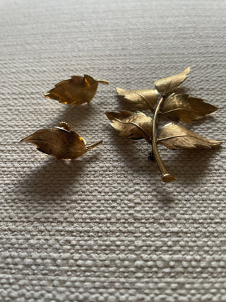 Vintage gold tone, leaf pen, and matching screw back earrings