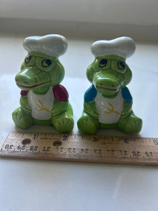 Alligators Crocodile CHEF Pitchfork Salt & Pepper Shakers