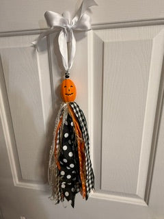 Jack-o-lantern salt shaker tassel
