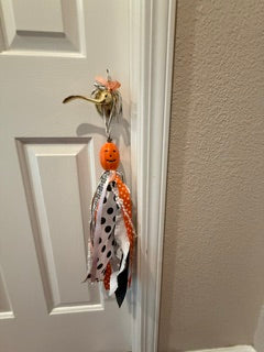 Jack-o-lantern salt shaker tassel