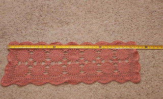 Vintage Mauve Crochet Doily Tabel Runner