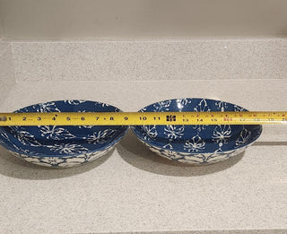 Set of 2 Serving Bowls Navy & White